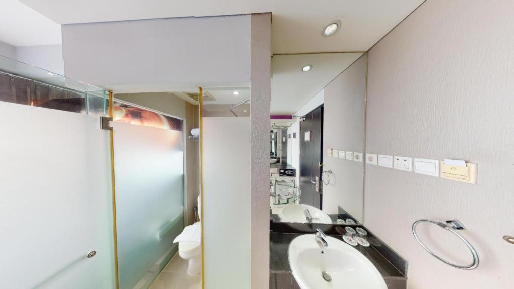 G Suites Hotel By Amithya Sorabaya Extérieur photo